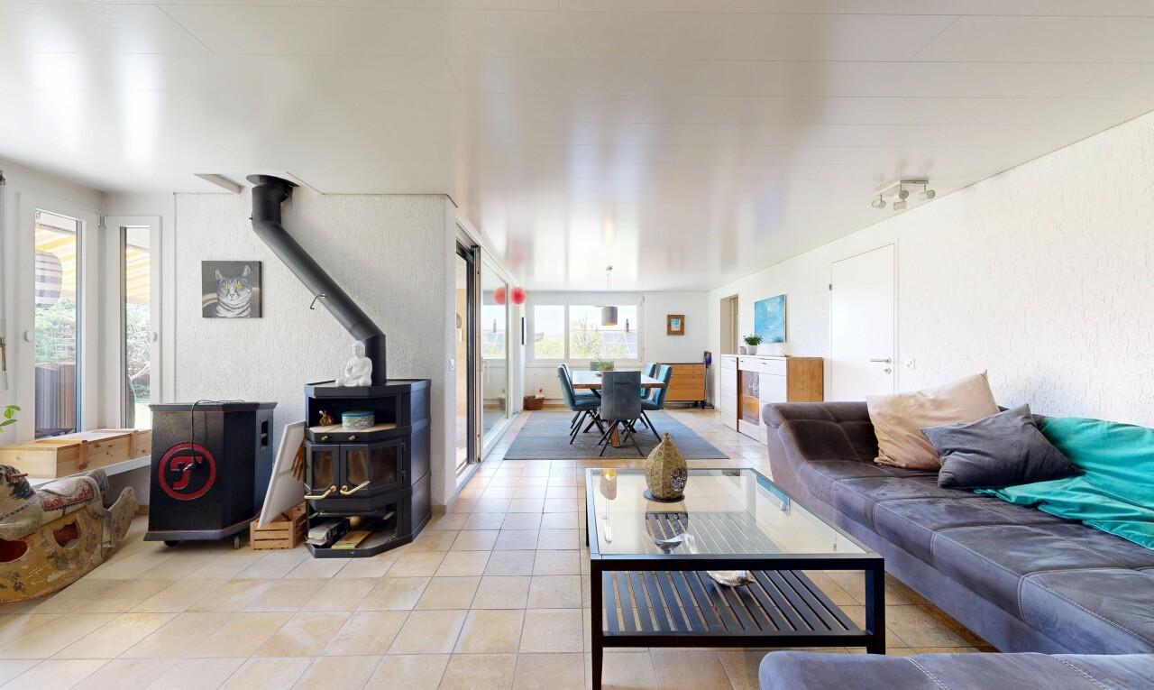 wohn- / esszimmer mit holzofen, inside property, tile floor, fliesenboden, und natural light