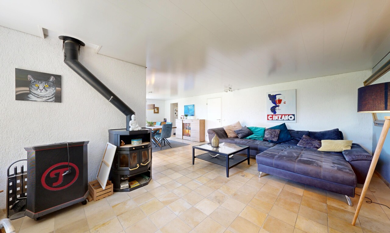 wohnzimmer mit holzofen und inside property