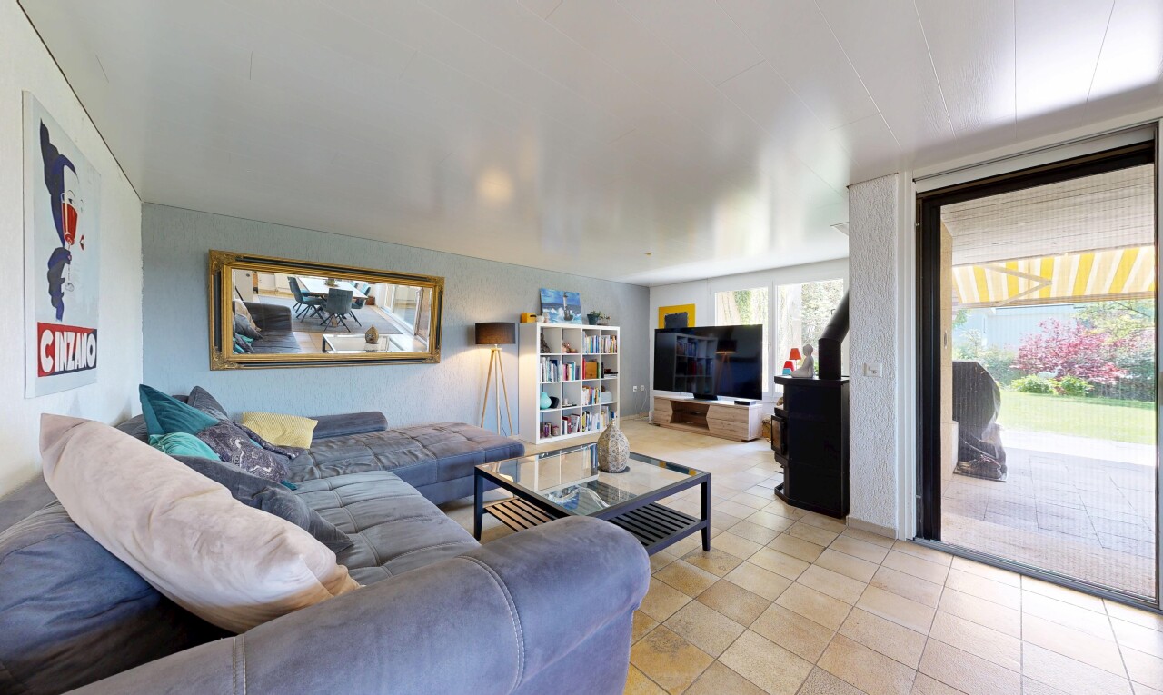 wohnzimmer mit natural light, natürliches licht, inside property, und fernseher