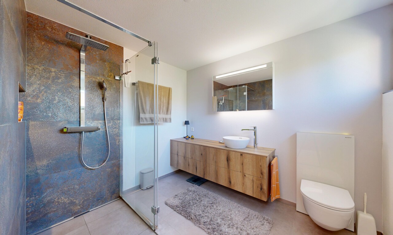 bad mit dusche, komplettes badezimmer, schminktisch, inside property, und spiegel
