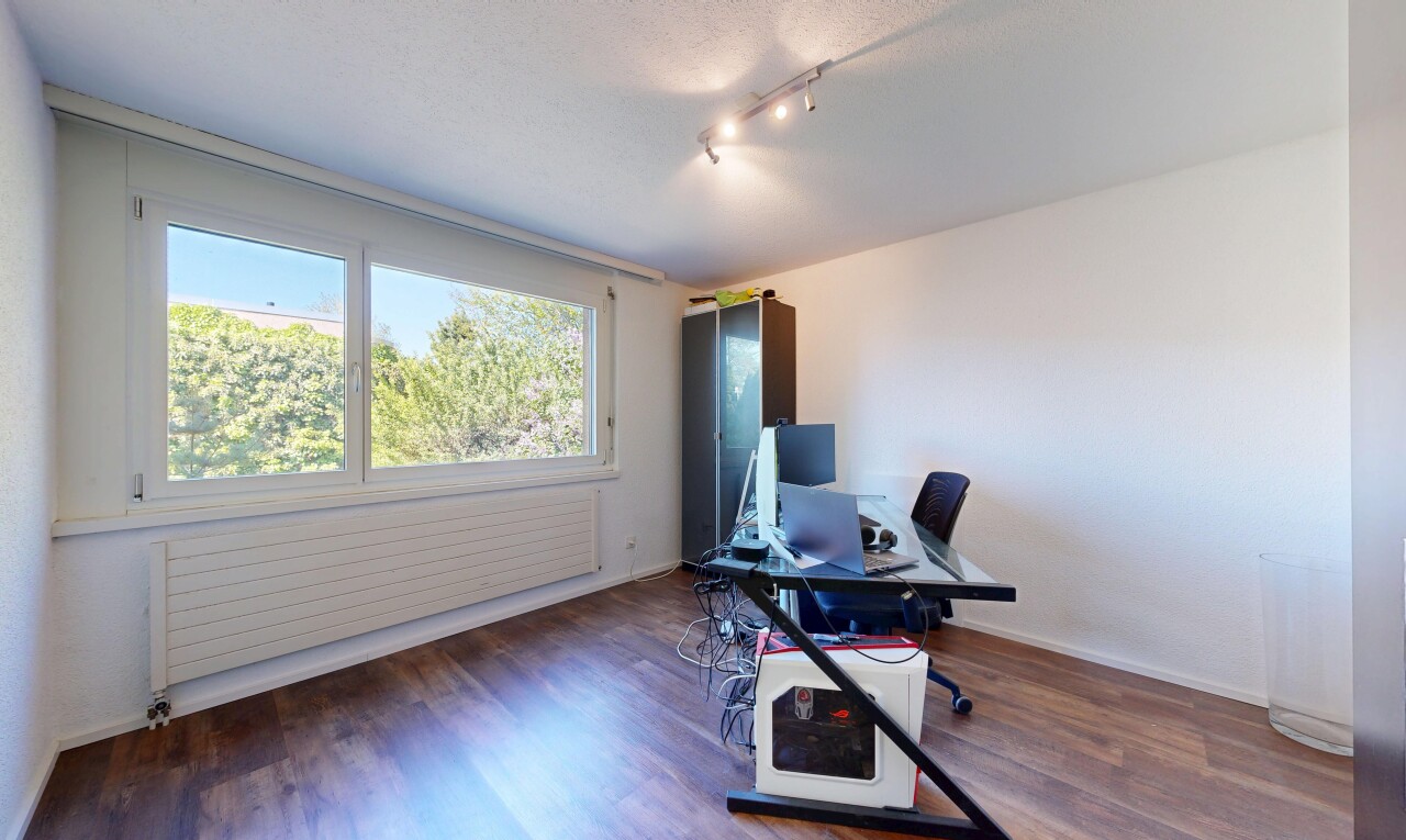 büro mit bürobereich, kühler, inside property, natürliches licht, und natural light