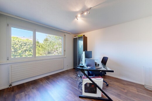 büro mit bürobereich, kühler, inside property, natürliches licht, und natural light