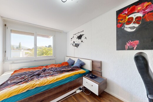 zimmer / schlafzimmer mit wood finish floor, holzfußboden, inside property, textured wall, und strukturierte wand