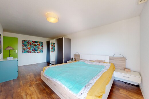 zimmer / schlafzimmer mit inside property, drywall, gipskartonwand, wood finish floor, und holzfußboden