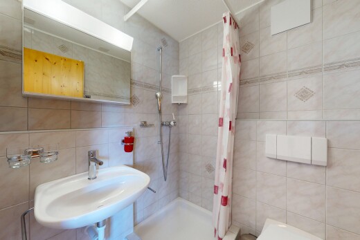 salle de bains avec tile wall, miroir, salle de bain complète, inside community, et évier