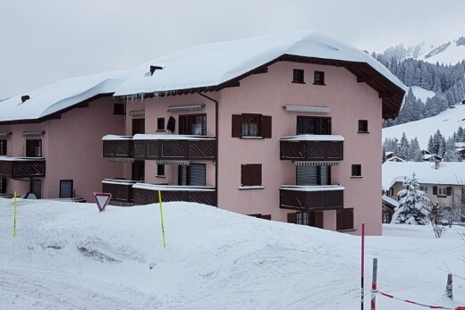 außenansicht mit snow, apartment complex view, blick auf wohnanlage, from community, und overcast