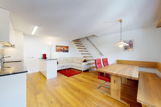 wohn- / esszimmer mit gipskartonwand, drywall, holzfußboden, wood finish floor, und inside property