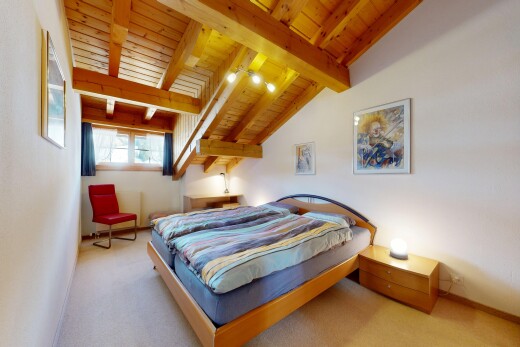 zimmer / schlafzimmer mit beamed ceiling, balkendecke, inside property, wood ceiling, und holzdecke
