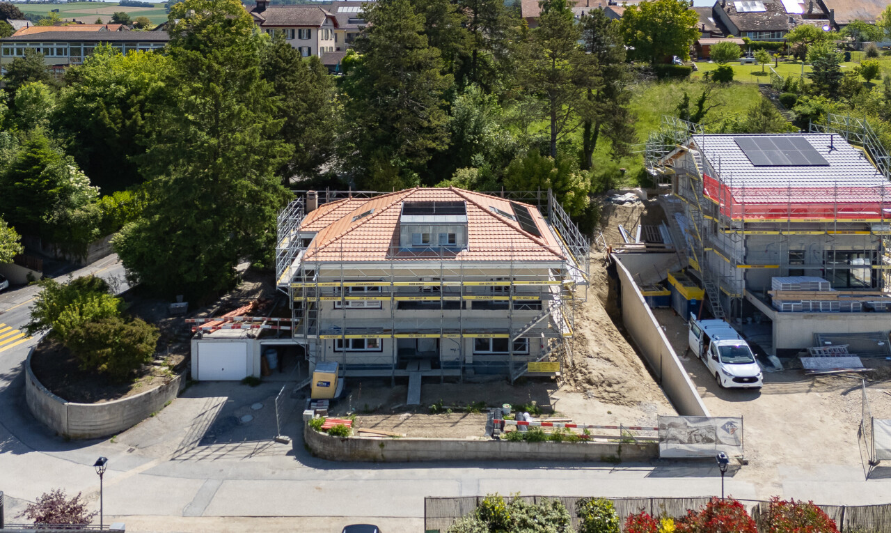 façade avec allée, toit en tuiles, et drone view