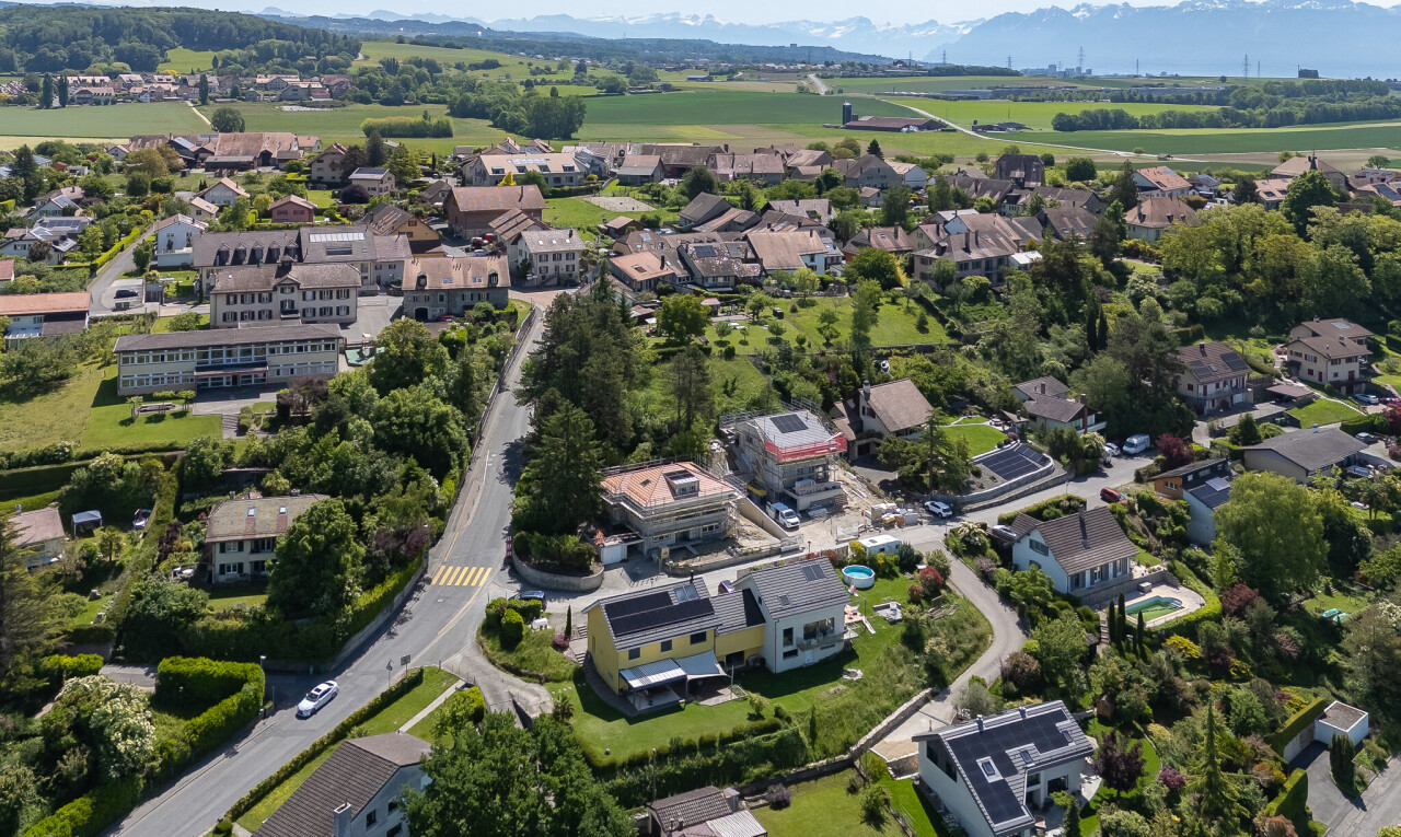 vue sur la montagne avec aerial view, vue résidentielle, residential view, day time, et vue sur la montagne