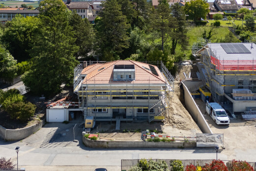 außenansicht mit auffahrt, ziegeldach, und drone view