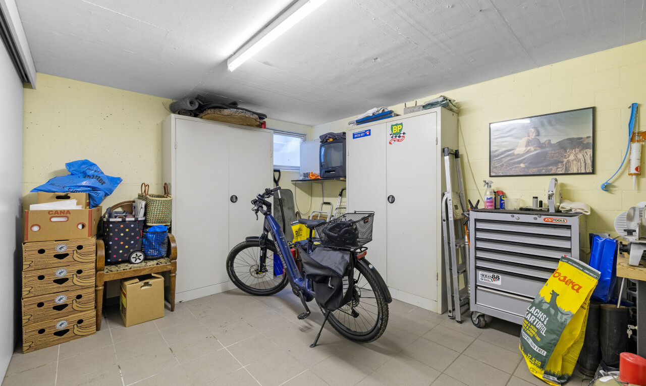fitnessstudio mit fliesenboden