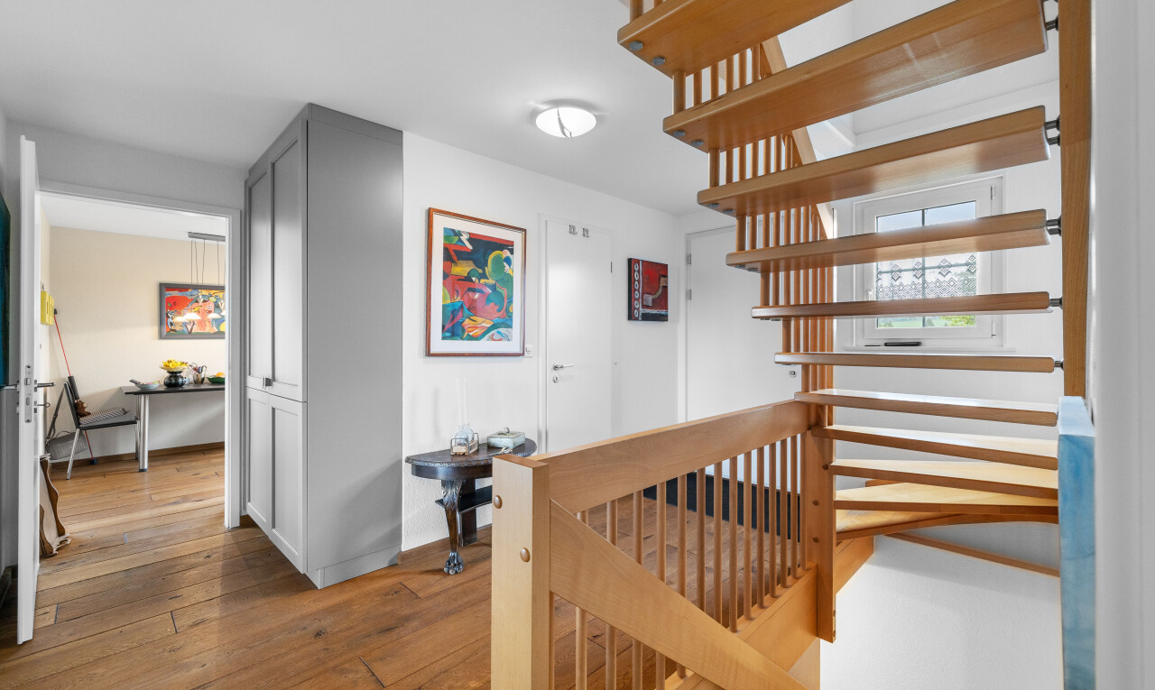 treppe mit holzfußboden und gipskartonwand