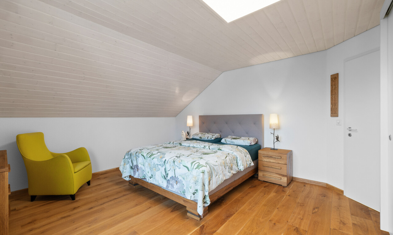 zimmer / schlafzimmer mit dachschräge, niedrige decke, holzfußboden, zusätzliches zimmer, und gipskartonwand