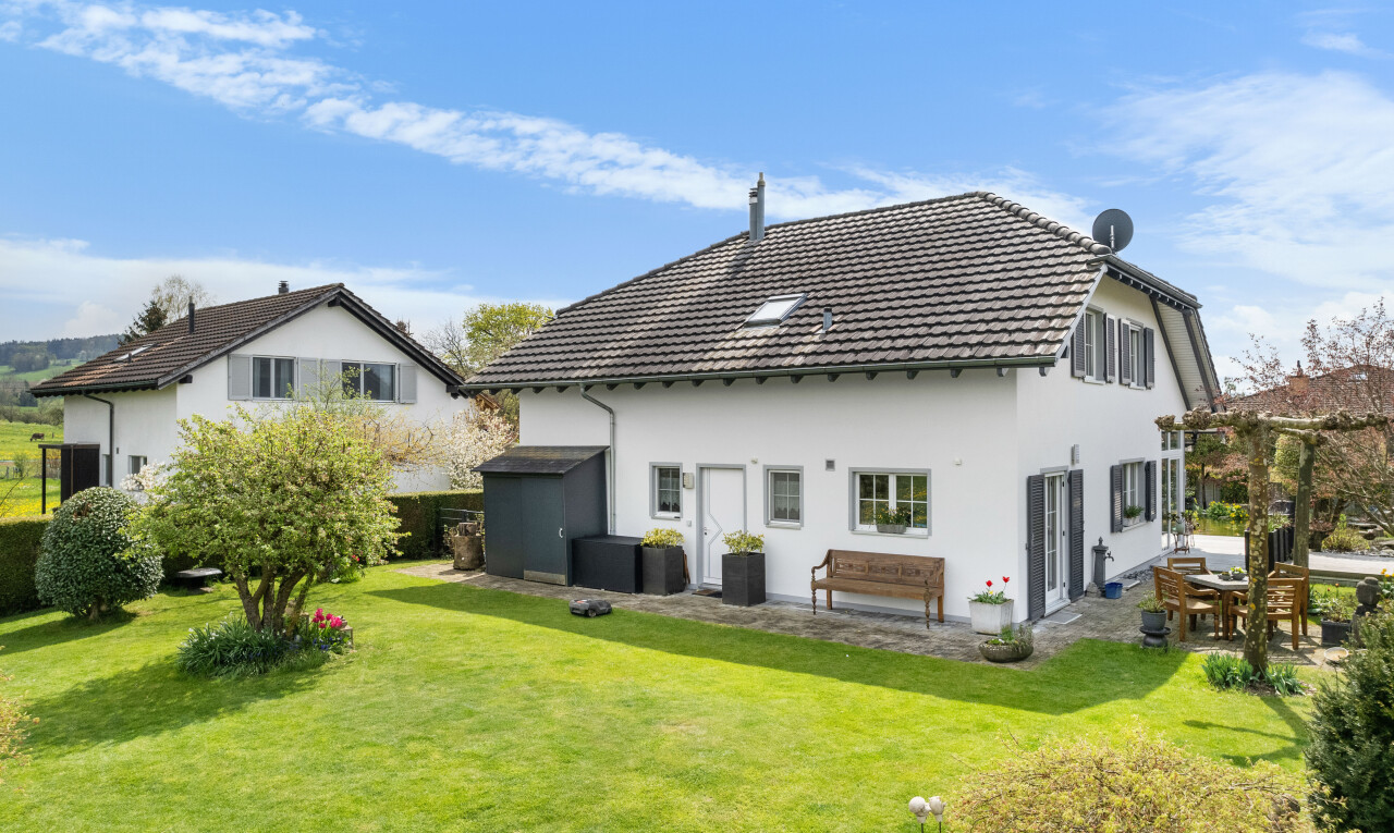 außenansicht mit außenansicht, stuckverkleidung, schuppen, ziegeldach, und rasen