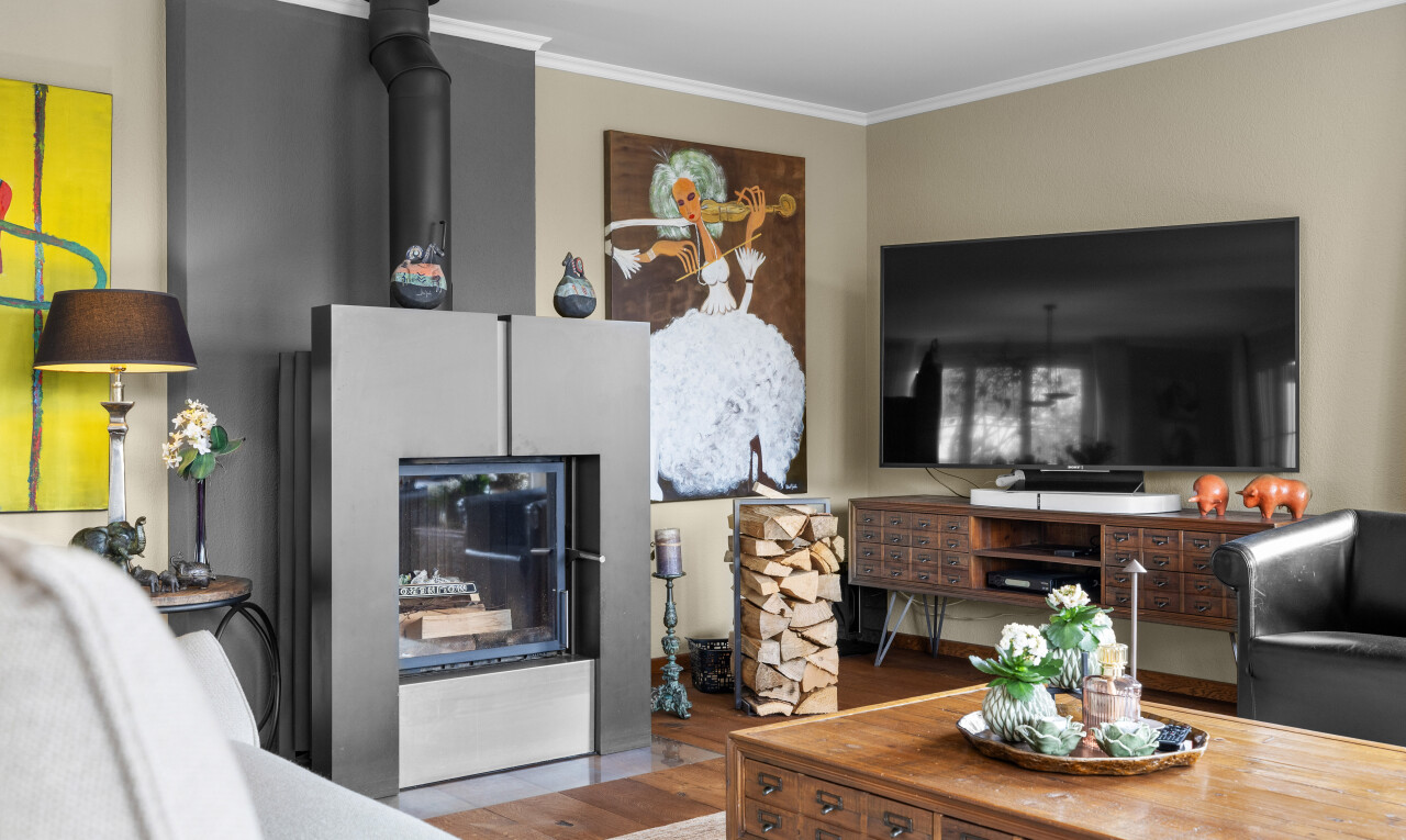 wohnzimmer mit holzfußboden, kronenstuck, gipskartonwand, und fernseher