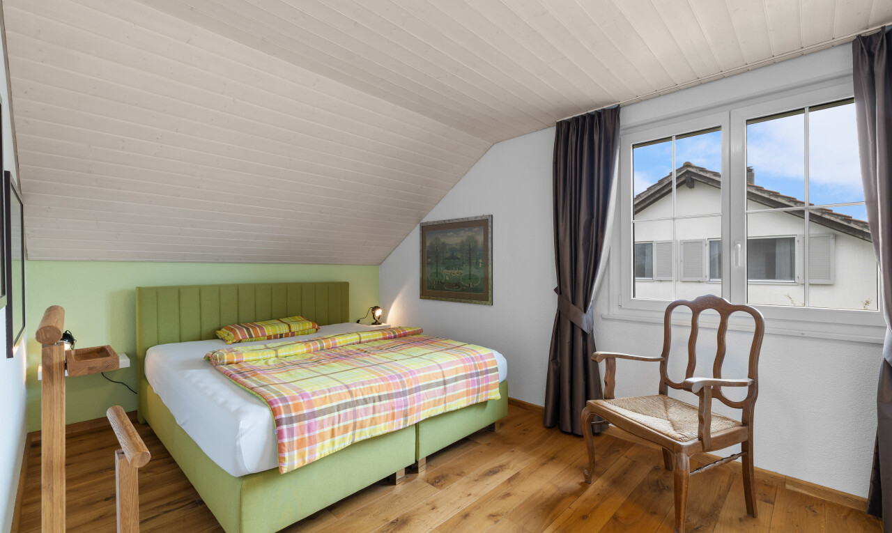 zimmer / schlafzimmer mit gipskartonwand, zusätzliches zimmer, dachschräge, holzfußboden, und natürliches licht