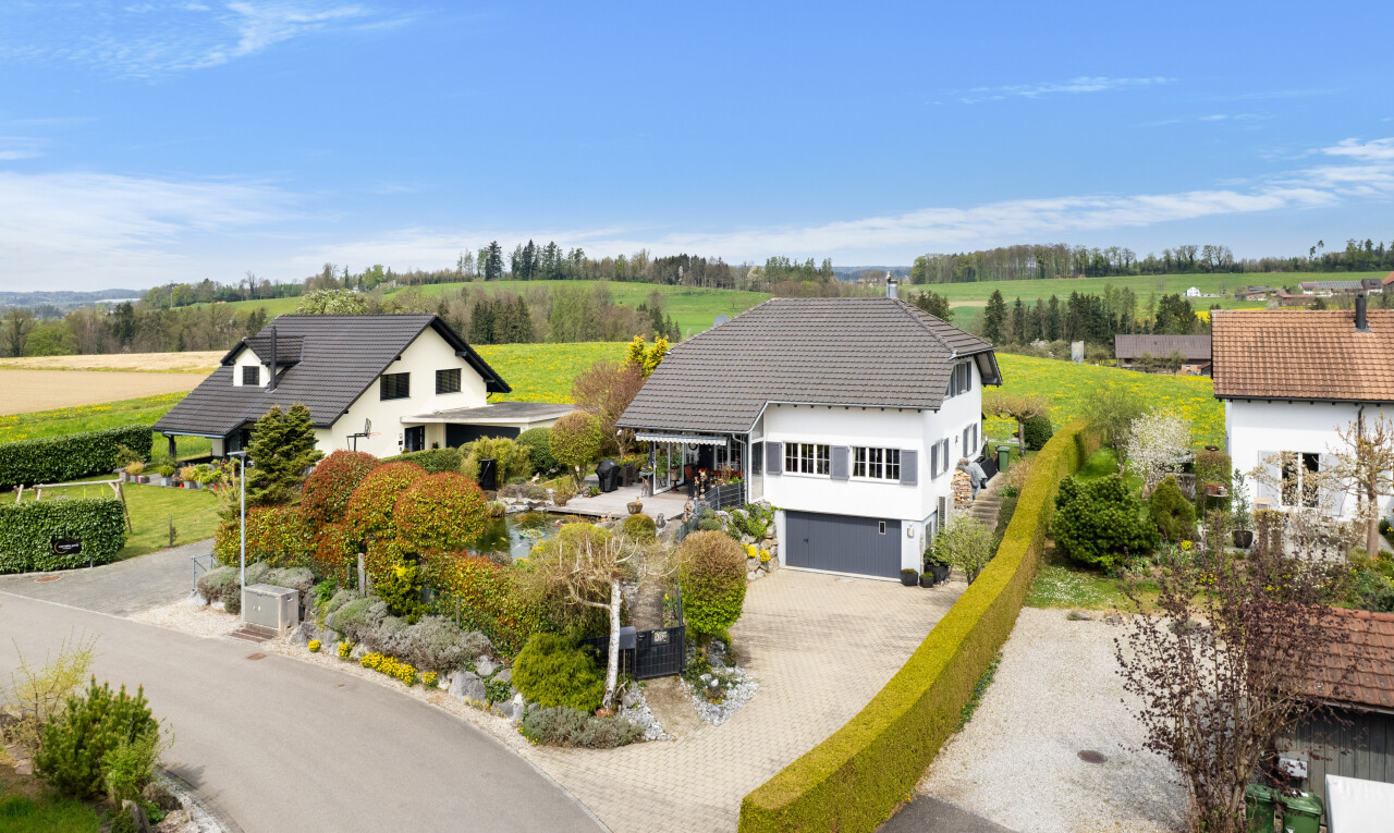außenansicht mit ländliche aussicht, auffahrt, und eingebaute garage