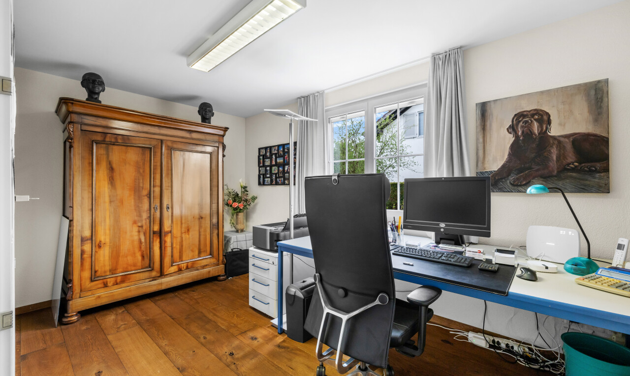 büro mit gipskartonwand, holzfußboden, natürliches licht, fernseher, und bürobereich