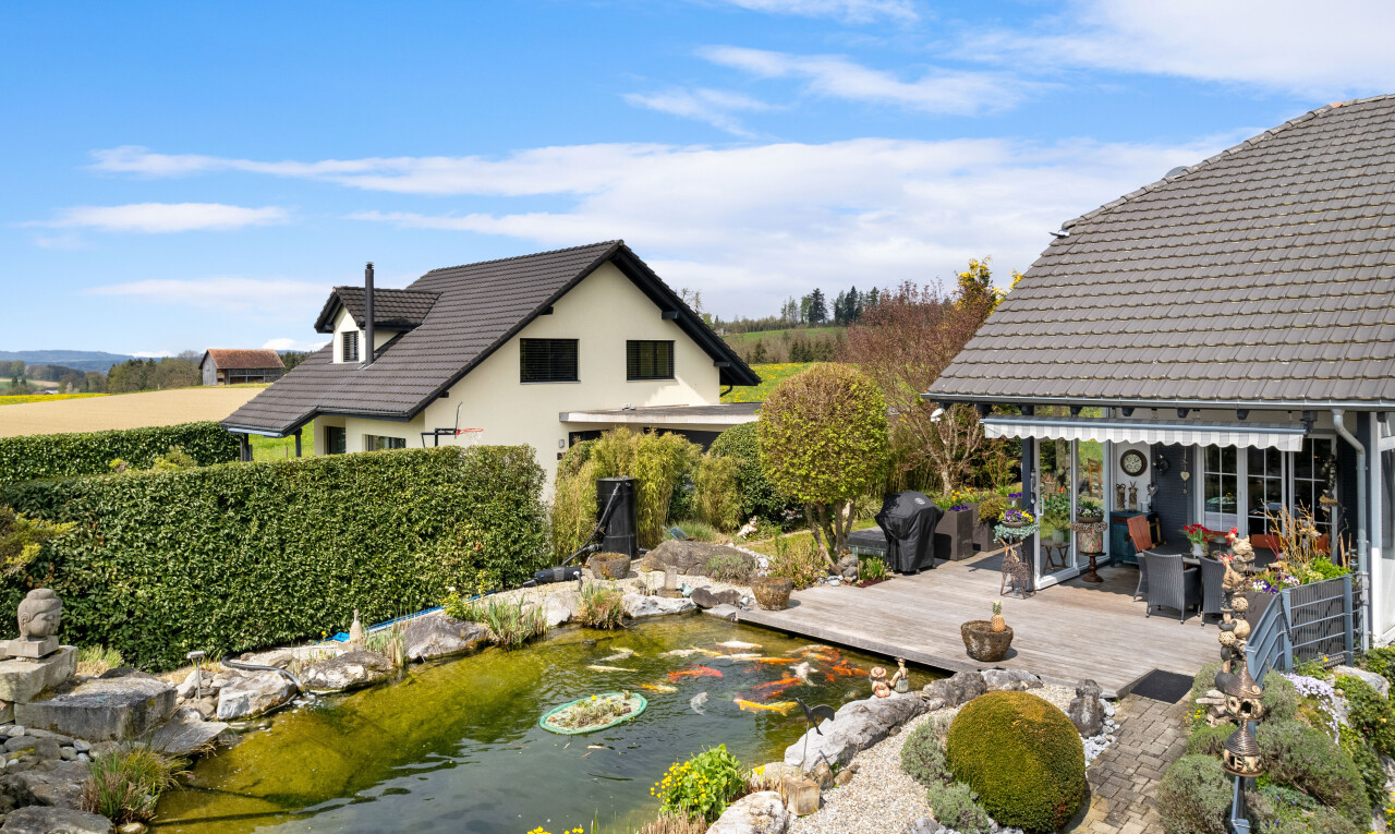 außenansicht mit garten teich und terrasse