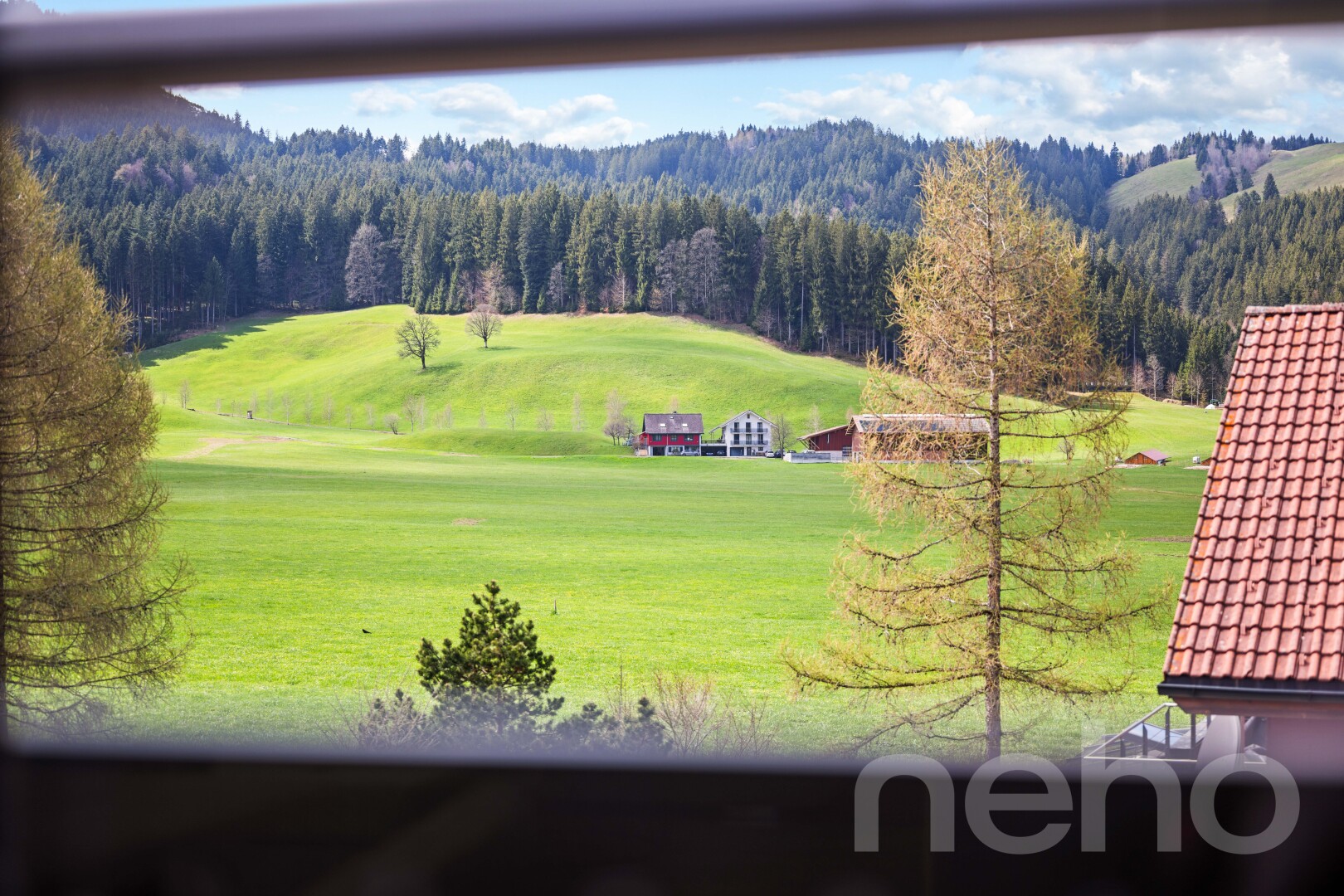 jardin avec vue sur la forêt, forest view, day time, vue sur le terrain de golf, et golf course view