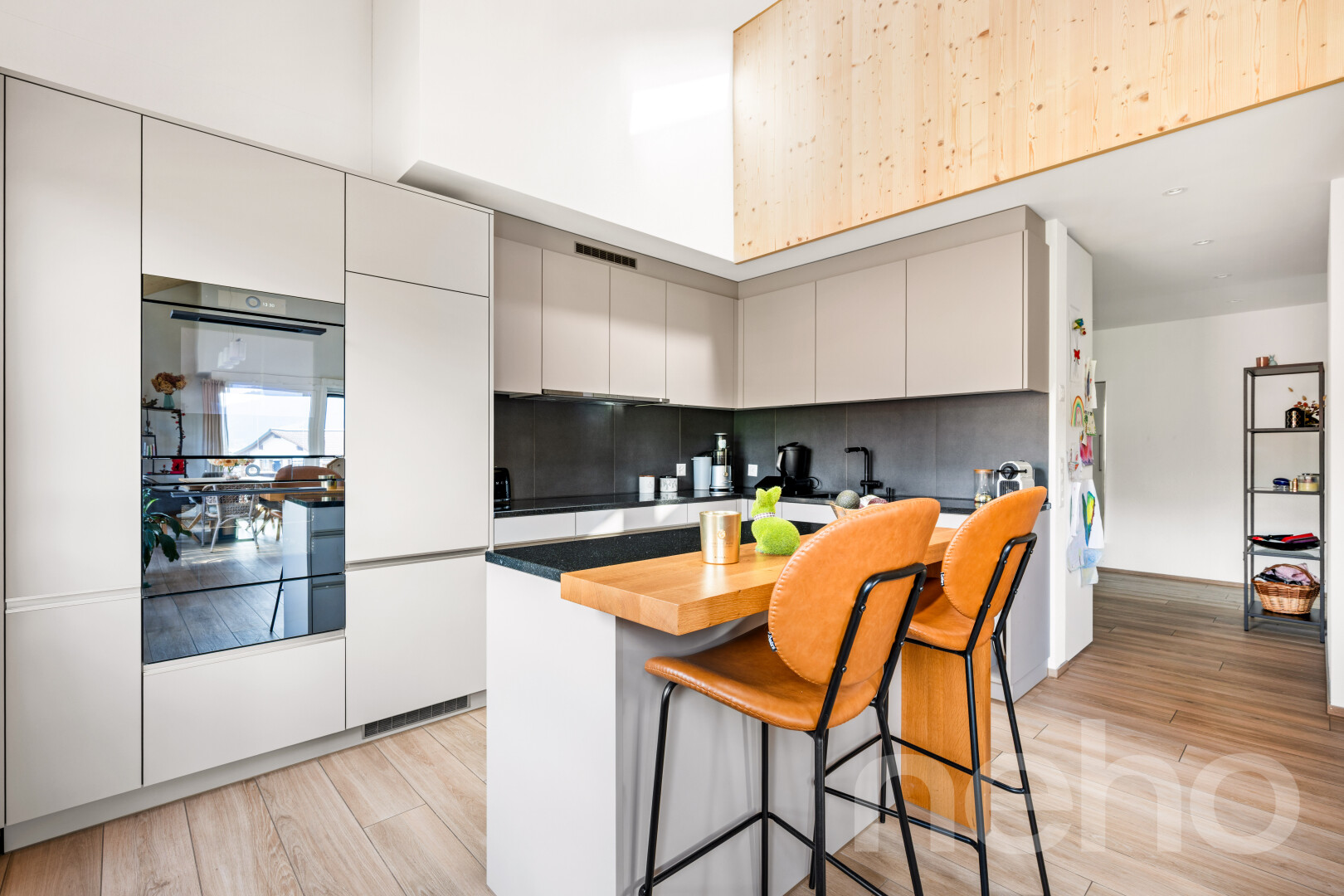 cuisine avec dark countertops, wood finish floor, sol en finition bois, inside property, et light floor