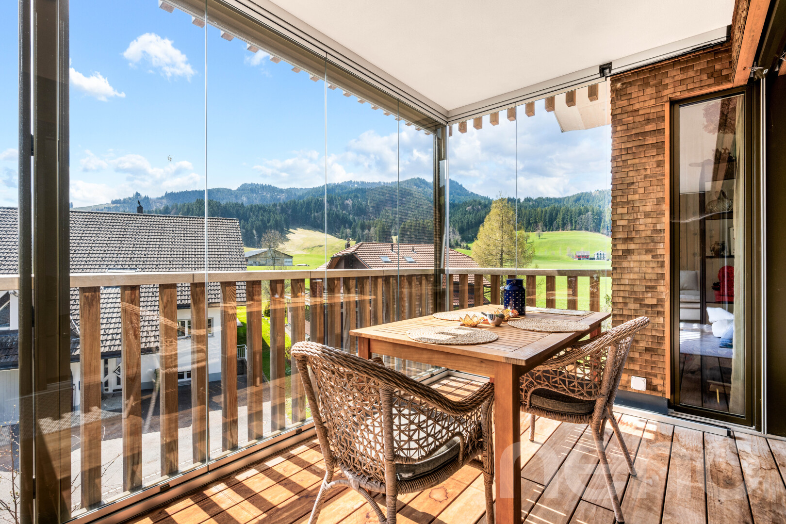 balcon avec day time, mountain view, vue sur la montagne, et coin repas extérieur
