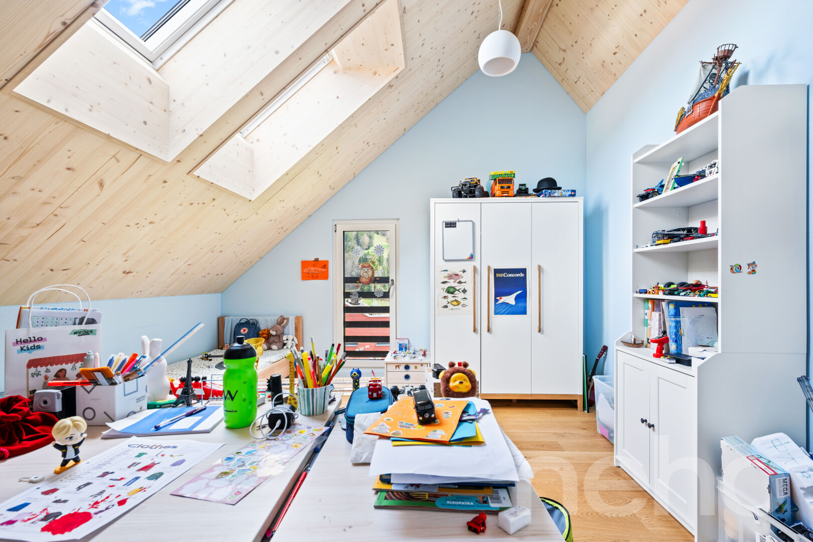chambre avec vaulted ceiling, plafond voûté, pièce supplémentaire, low ceiling, et plafond bas