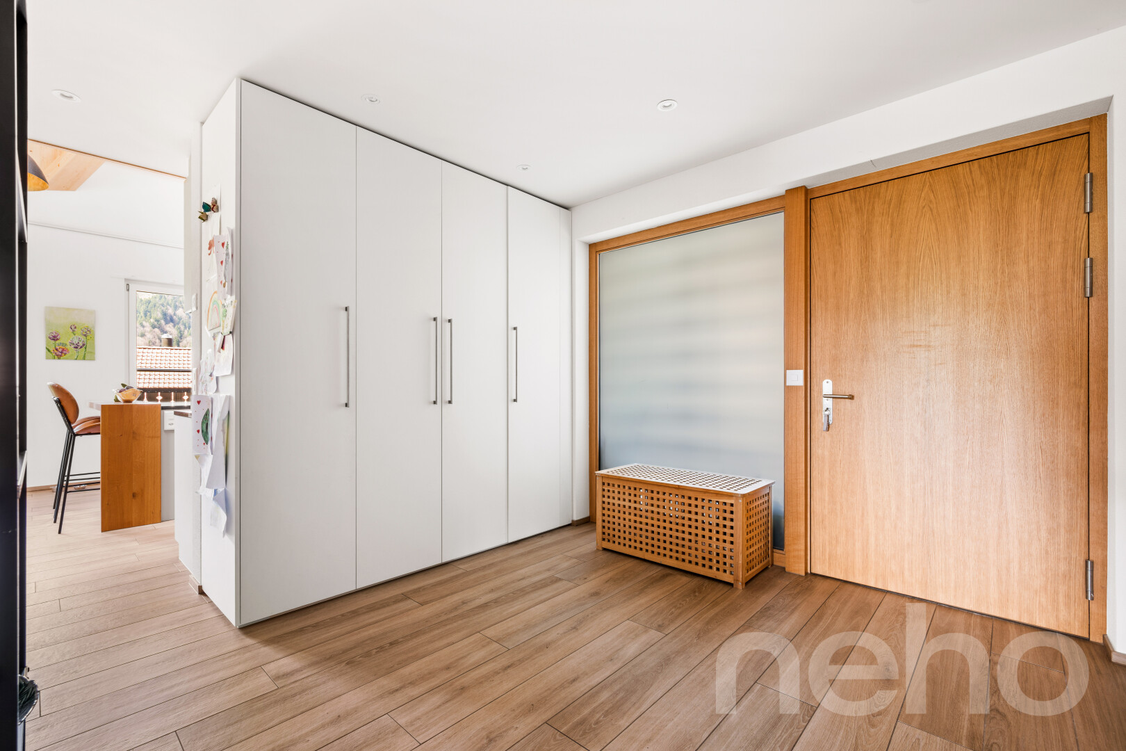chambre avec wood finish floor, sol en finition bois, inside property, placard, et light floor
