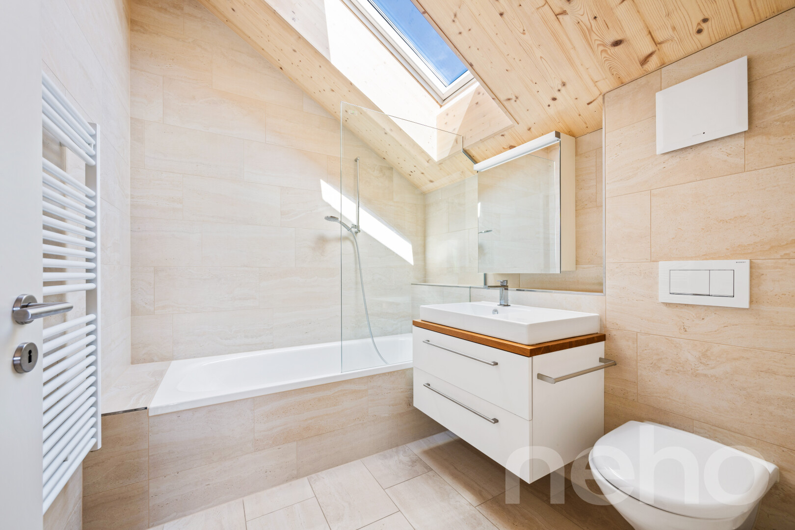 salle de bains avec chauffe-serviettes, lavabo (ou coiffeuse selon le contexte), salle de bain complète, light floor, et mur en carrelage