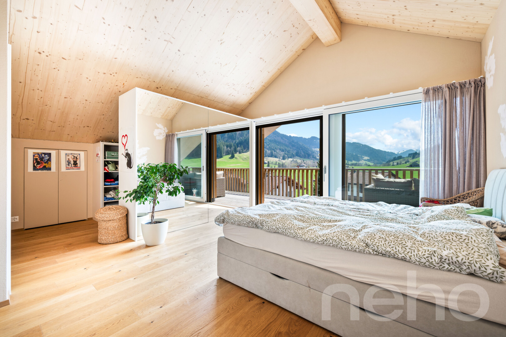 chambre avec inside property, mountain view, vue sur la montagne, accès à l'extérieur, et sol en finition bois