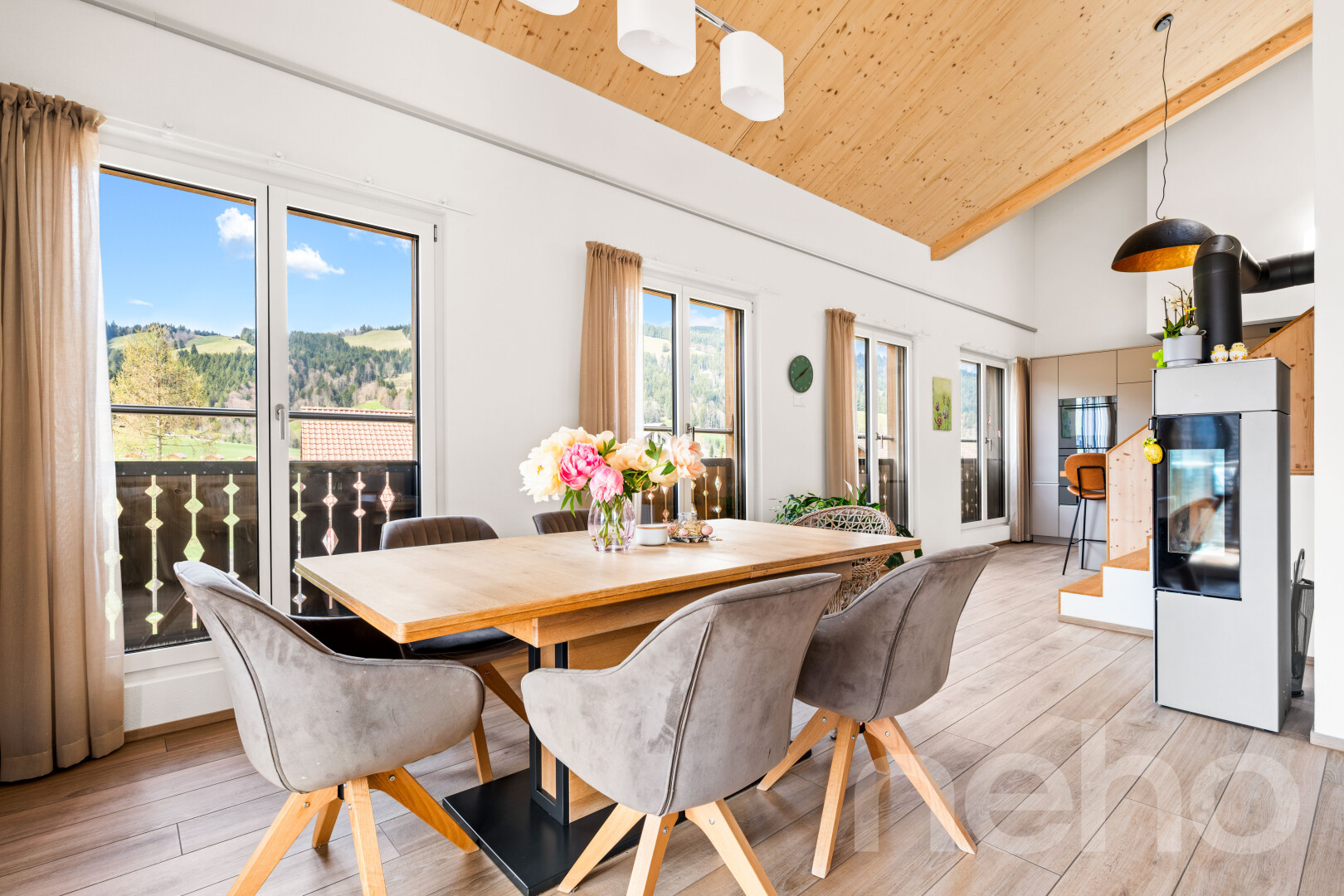 salle à manger avec plafond en bois, wood ceiling, plafond haut, high ceiling, et sol en finition bois