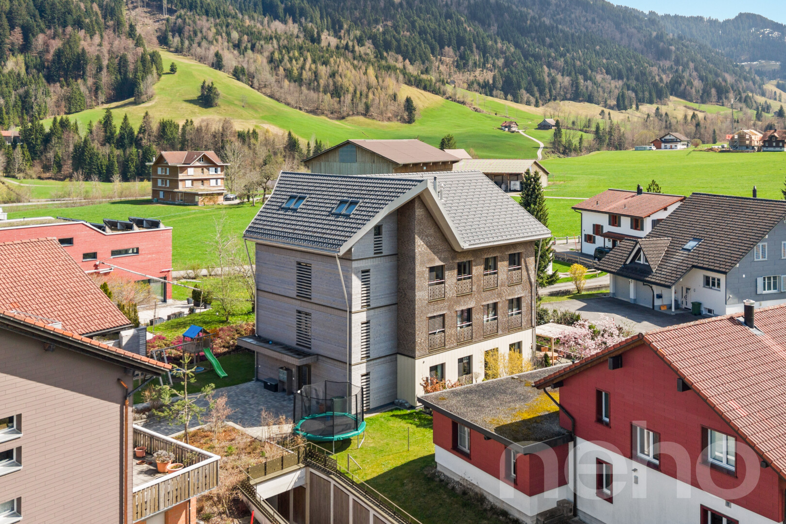 façade avec trampoline, pelouse, day time, mountain view, et vue sur la montagne