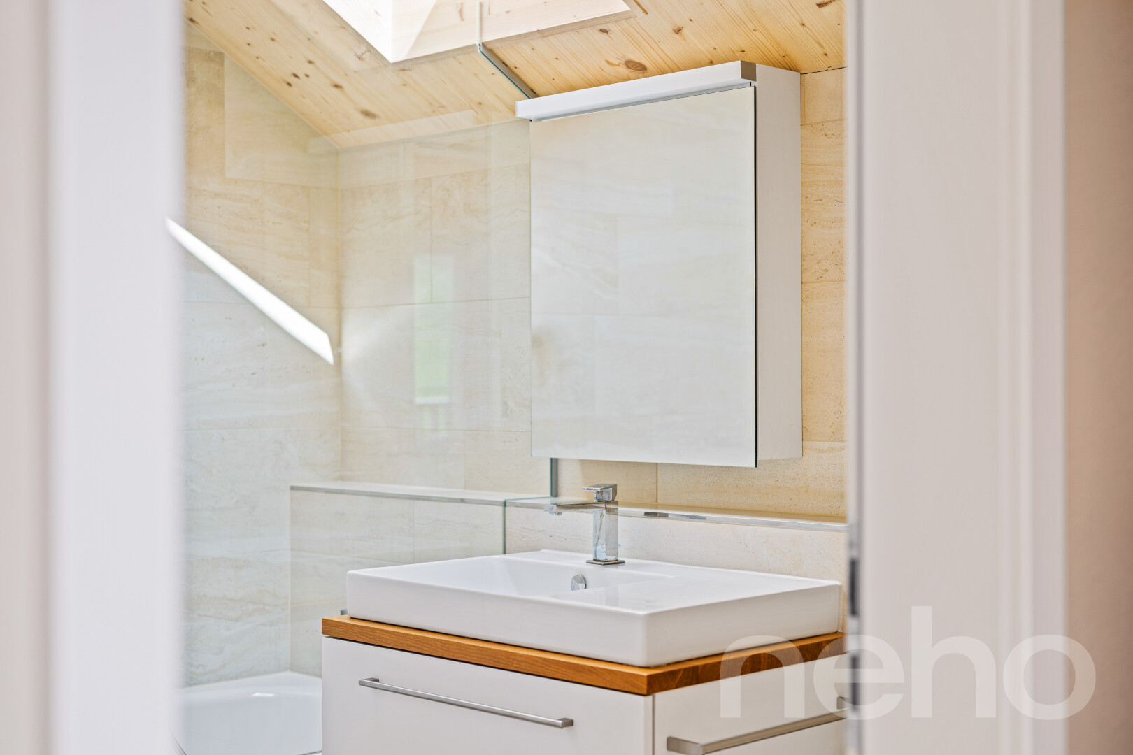 salle de bains avec lavabo (ou coiffeuse selon le contexte), miroir, inside property, puits de lumière, et évier