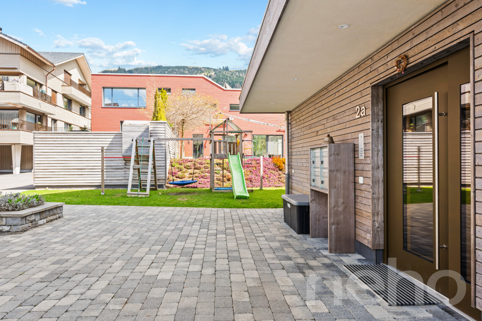 terrasse avec day time, aire de jeux, et terrasse
