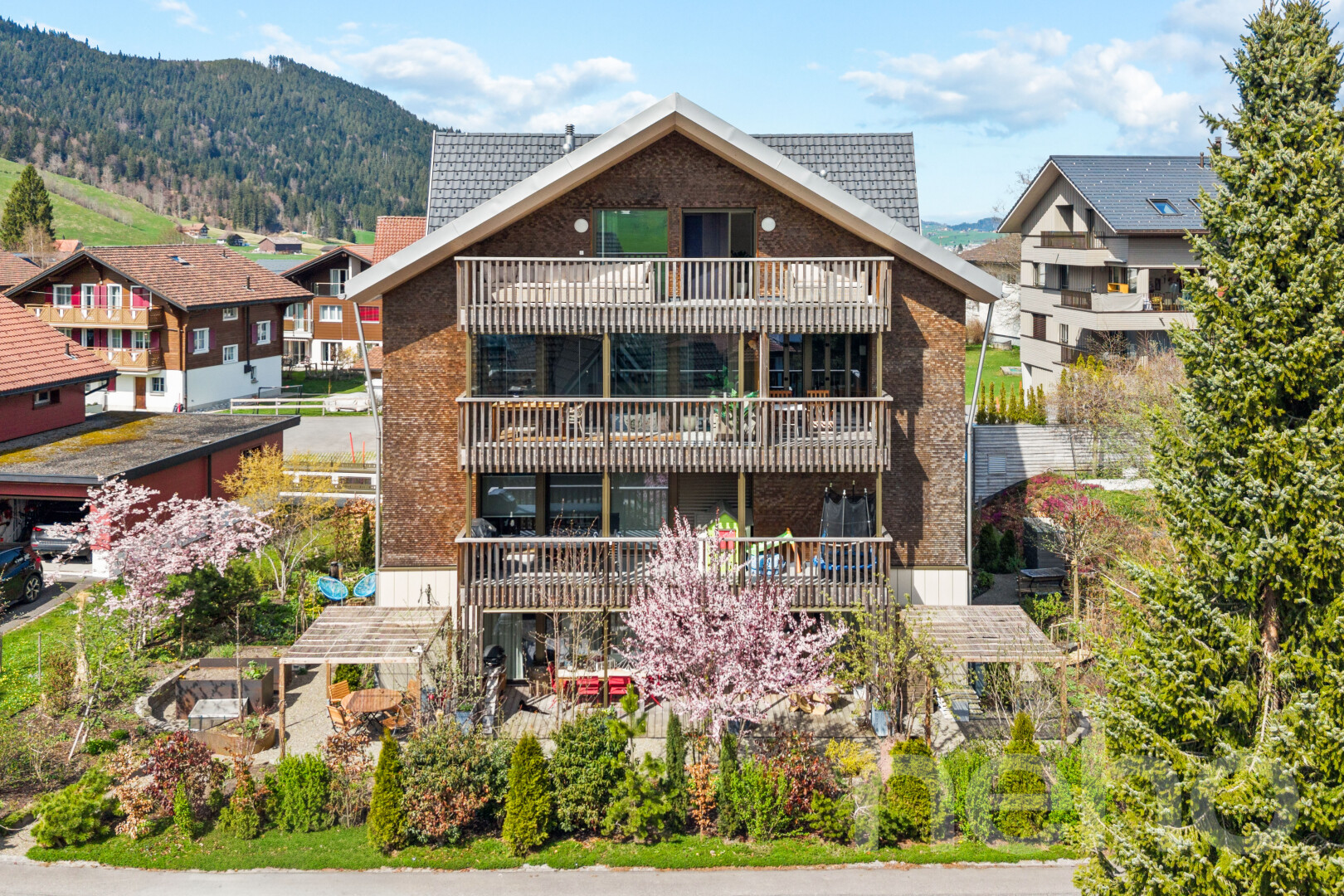façade avec day time, mountain view, vue sur la montagne, balcon, et bardage en brique