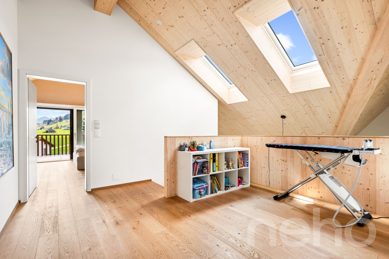 pièce vide avec vaulted ceiling, plafond voûté, natural light, lumière naturelle, et day time