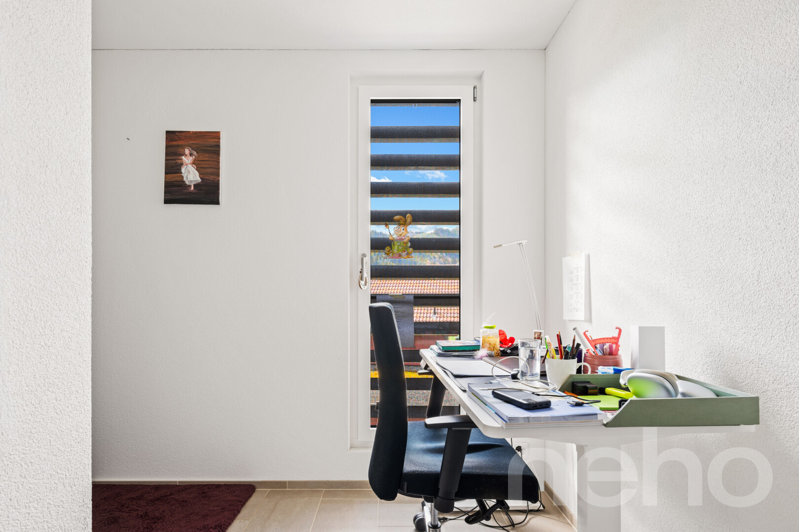 bureau avec mur texturé, textured wall, light floor, espace bureau, et inside property