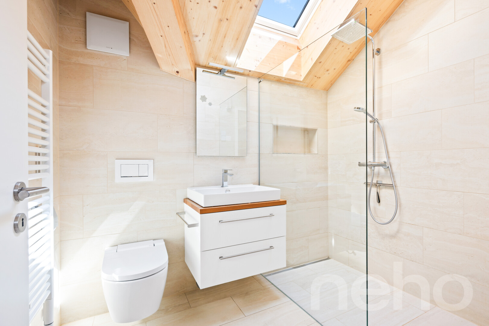 salle de bains avec chauffe-serviettes, lavabo (ou coiffeuse selon le contexte), salle de bain complète, tile wall, et mur en carrelage
