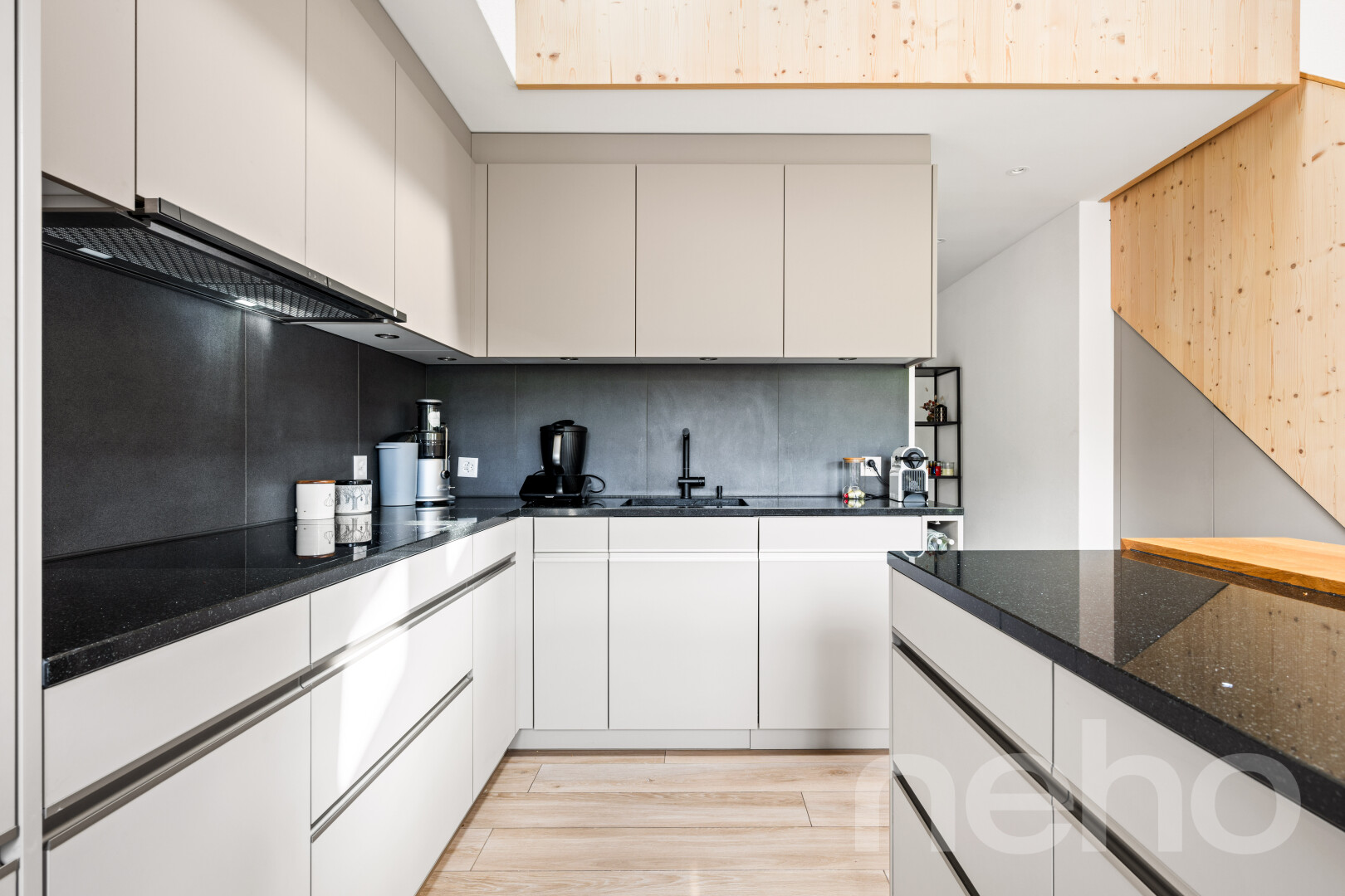 cuisine avec dark countertops, wood finish floor, sol en finition bois, inside property, et backsplash