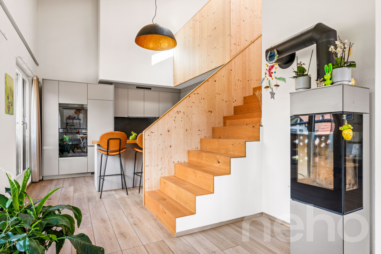 escaliers avec cloison sèche, drywall, escaliers, sol en finition bois, et wood finish floor