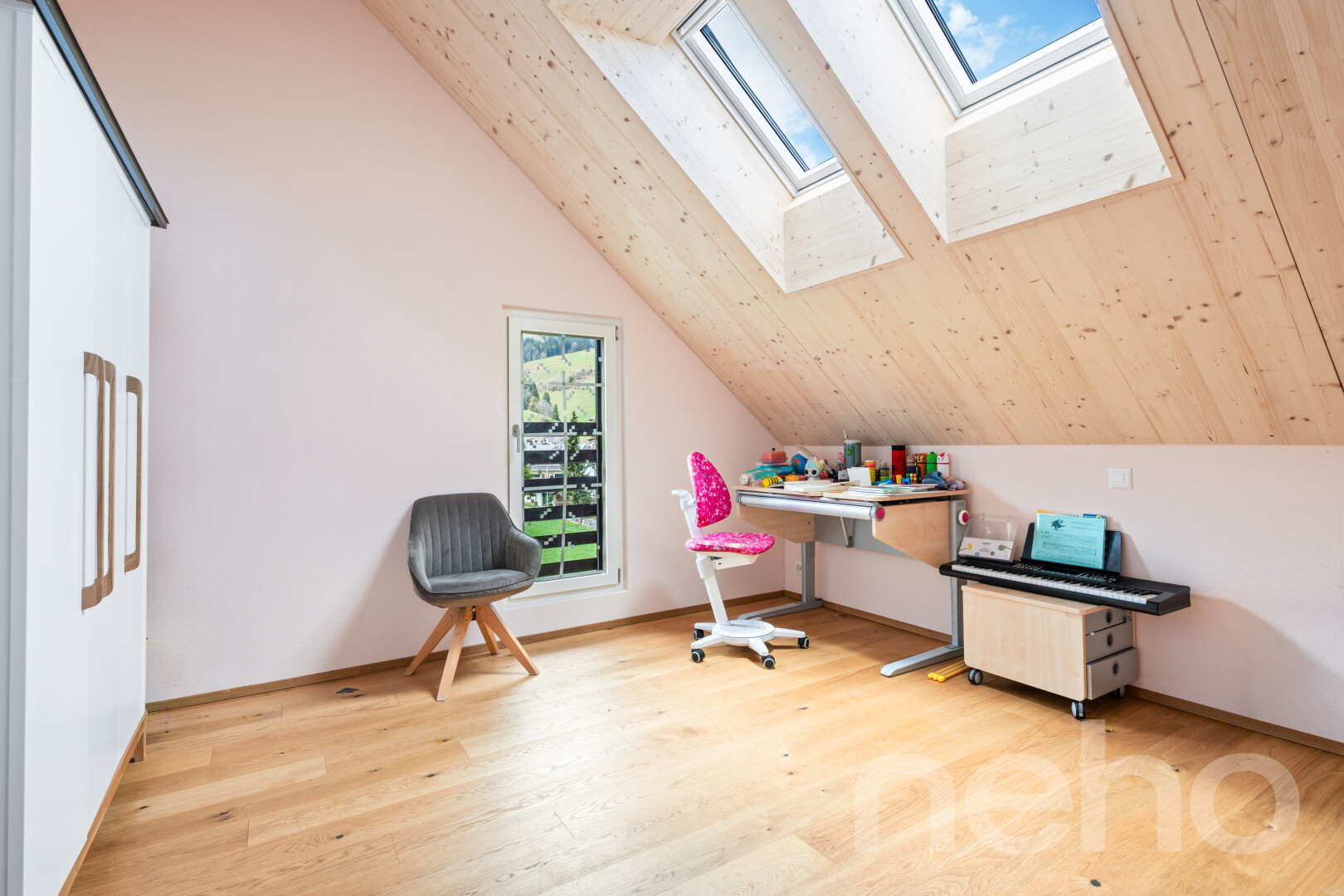bureau avec natural light, lumière naturelle, pièce supplémentaire, vaulted ceiling, et plafond voûté