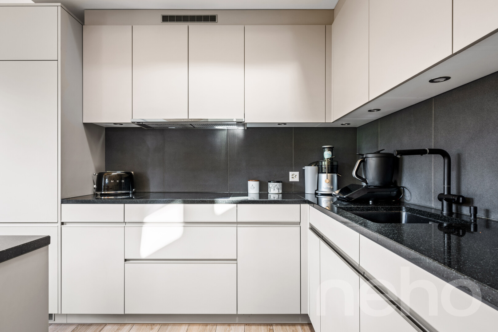 cuisine avec dark countertops, inside property, white cabinets, armoires blanches, et plans de travail en pierre
