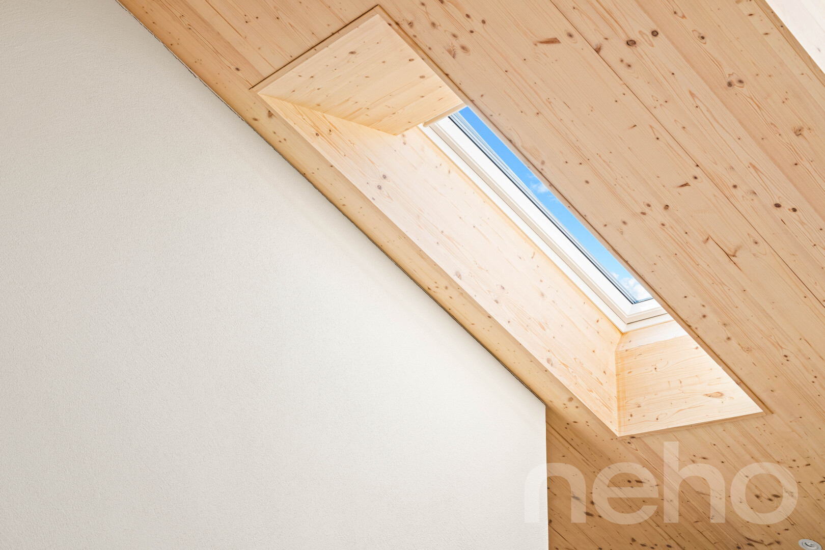 détails avec interior, ceiling, puits de lumière, et wall / siding