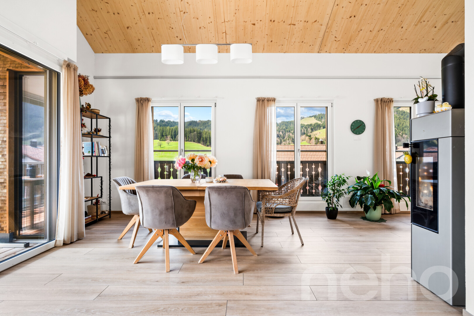 salle à manger avec wood ceiling, plafond en bois, inside property, day time, et wood finish floor
