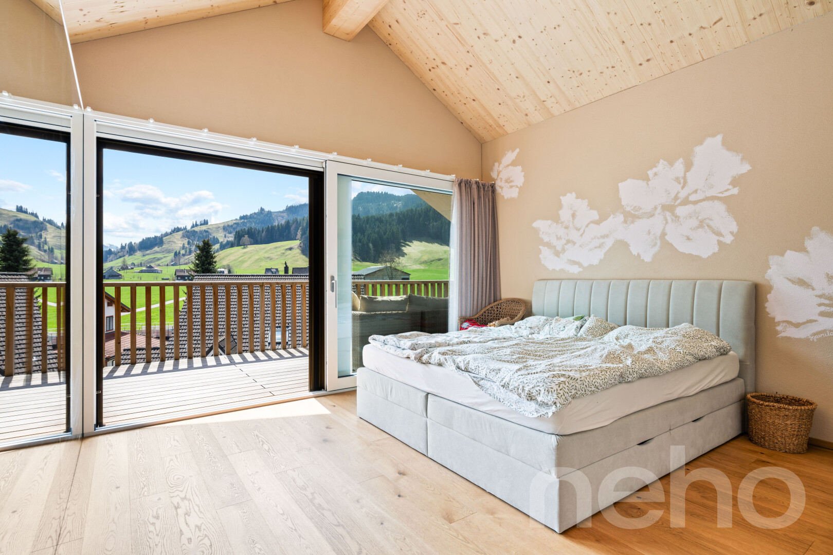chambre avec inside property, accès à l'extérieur, cloison sèche, drywall, et sol en finition bois
