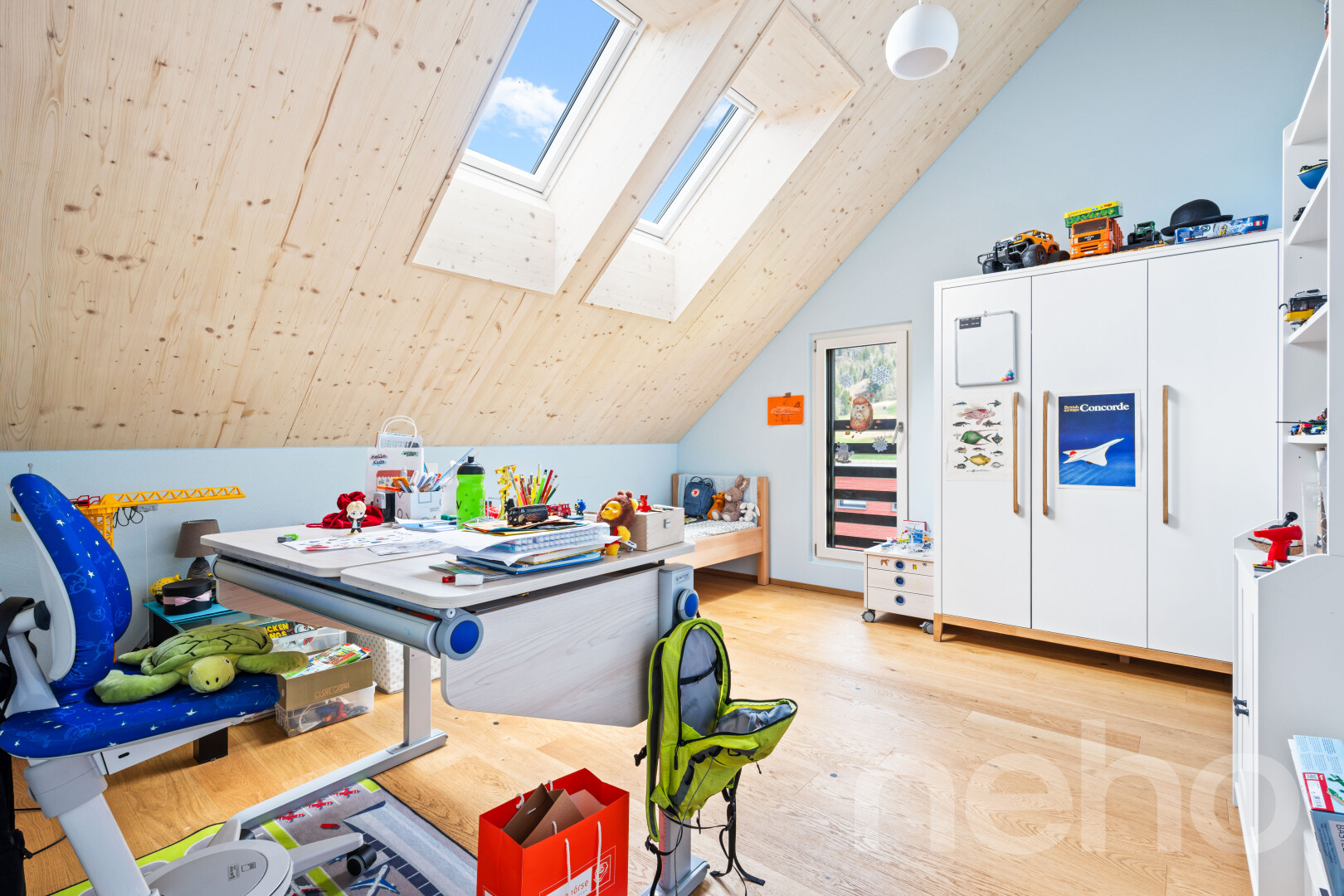 chambre avec puits de lumière, plafond bas, low ceiling, plafond voûté, et vaulted ceiling