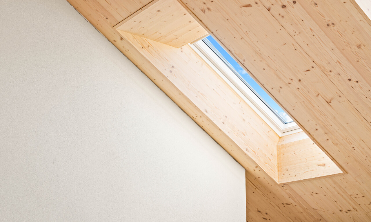 détails avec interior, ceiling, puits de lumière, et wall / siding