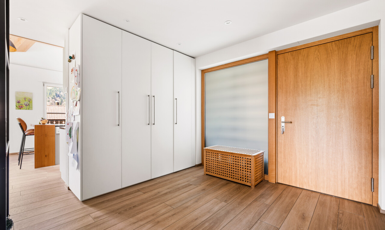chambre avec wood finish floor, sol en finition bois, inside property, placard, et light floor