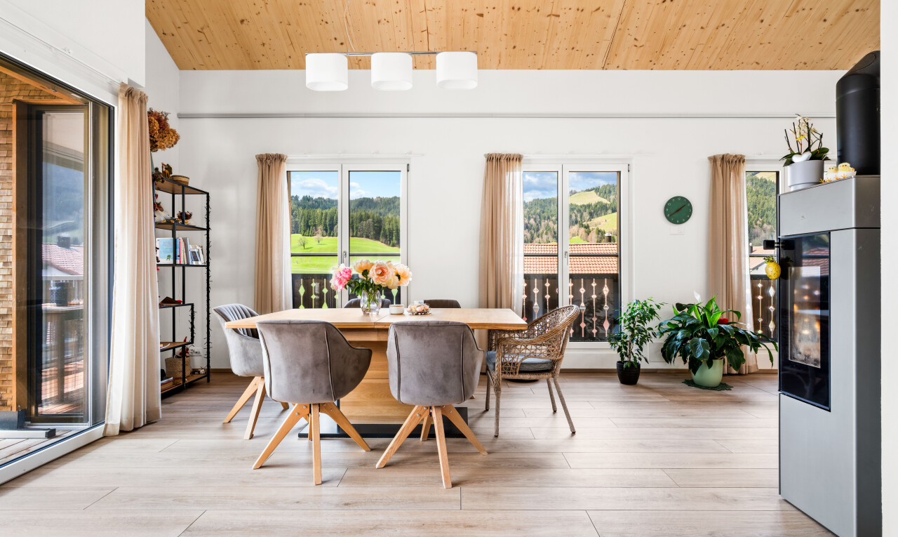 salle à manger avec wood ceiling, plafond en bois, inside property, day time, et wood finish floor